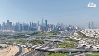 Водительские удостоверения Армении и ОАЭ на фоне флагов стран