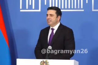 Ален Симонян на брифинге объявляет об отказе от мандата, Мартуни