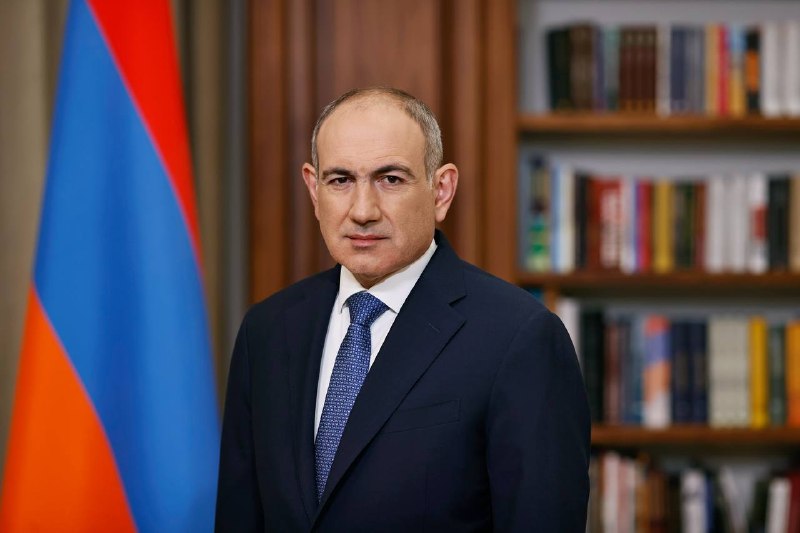 Премьер-министр Армении Никол Пашинян выступает с поздравлением в День Конституции