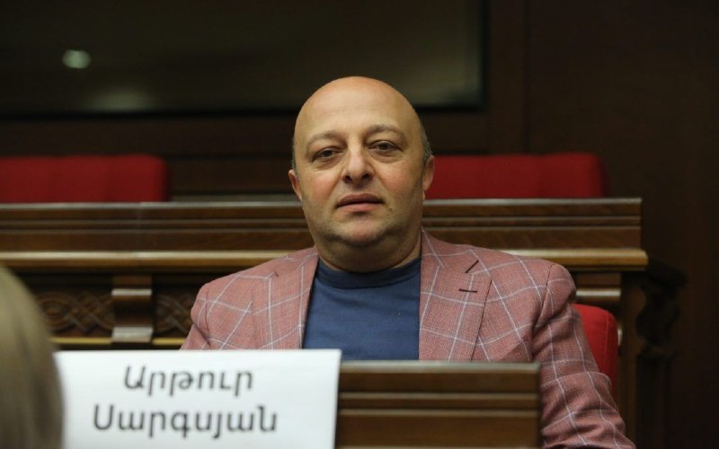 Судья Карен Фархоян объявляет решение о домашнем аресте Артура Саргсяна, Мартуни