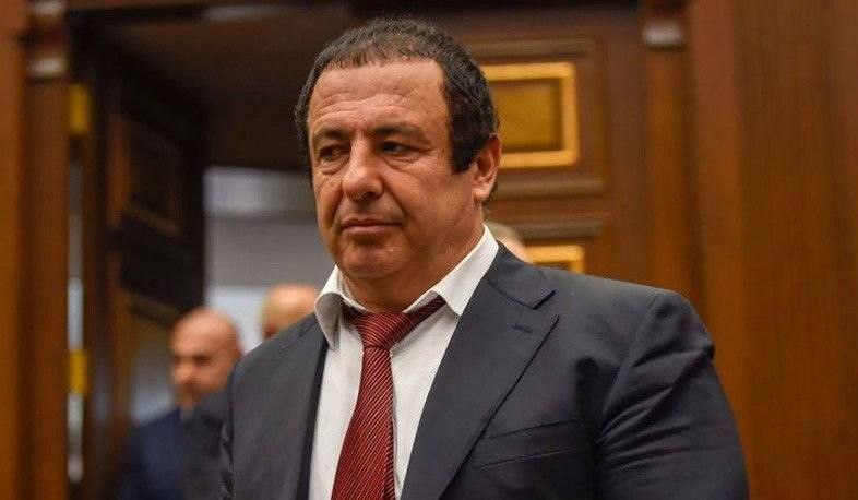 Гагик Царукян на фоне политического собрания в Мартуни