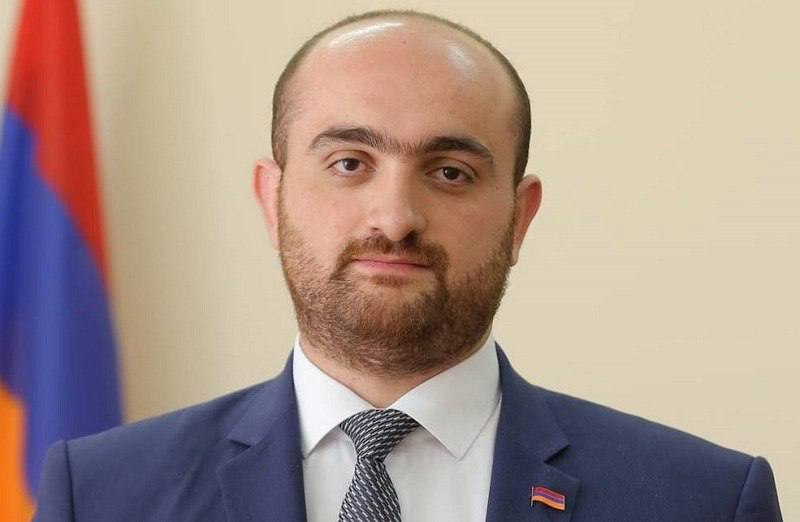 Министр экономики Армении Геворг Папоян объявляет о назначении Давита Геворкяна управляющим Араратцемент