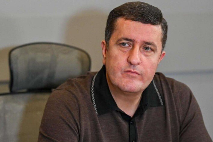 Депутат Давид Казинян покидает здание суда в Мартуни после отмены ареста