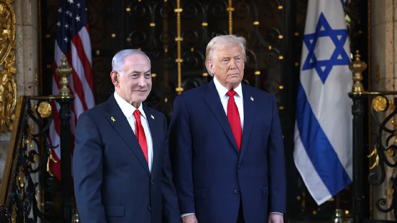 Дональд Трамп и Биньямин Нетаньяху на фоне флагов США и Израиля