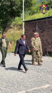 Сурен Папикян общается с участниками сборов в Мартуни, Гегаркуник