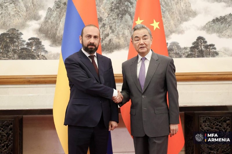 Глава МИД Китая поздравил Арарата Мирзояна с переназначением в Армении