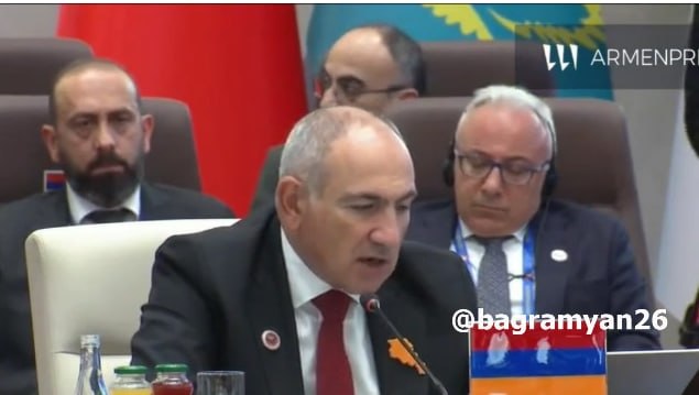 Выборы в Мартуни: премьер Армении Пашинян и Алиев рядом, но за своими флагами