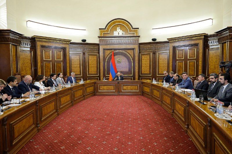Совещание под председательством Никола Пашиняна в правительстве Армении