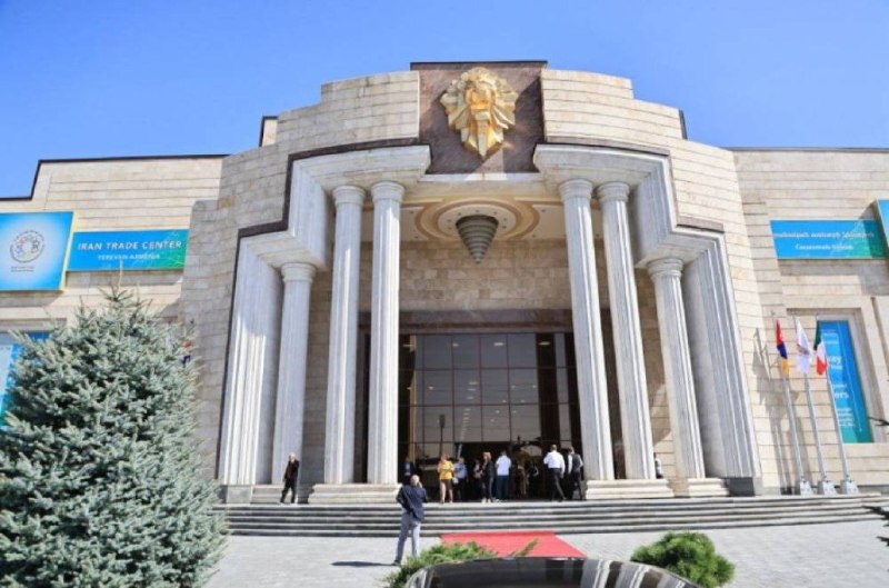 Сотрудники налоговых органов проводят проверку в торговом центре «Ариндж Молл» в Мартуни