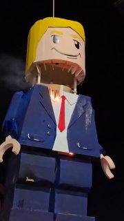 Сожжение чучела Трампа в стиле LEGO на траурной церемонии в Мешхеде, Иран
