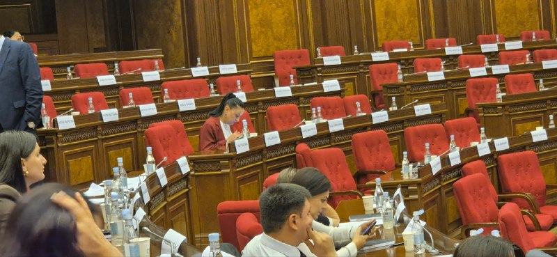 Зал заседаний в Мартуни (Гегаркуник), депутаты «Сильных» в зале