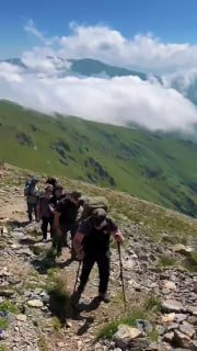 Никол Пашинян на вершине горы Хуступ в Сюникской области