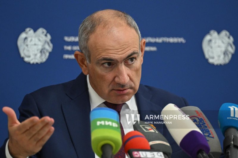 Премьер-министр Никол Пашинян выступает на брифинге после заседания правительства в Мартуни.