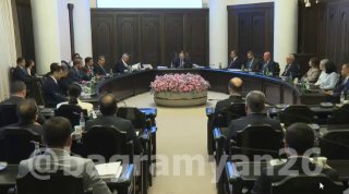 Заседание правительства Армении, министр экономики Геворг Папоян и премьер-министр Никол Пашинян обсуждают экспорт