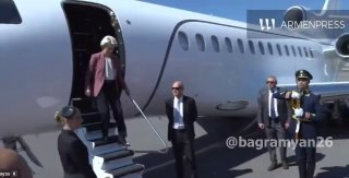 Урсула фон дер Ляйен и Мгер Григорян в аэропорту Звартноц, Ереван