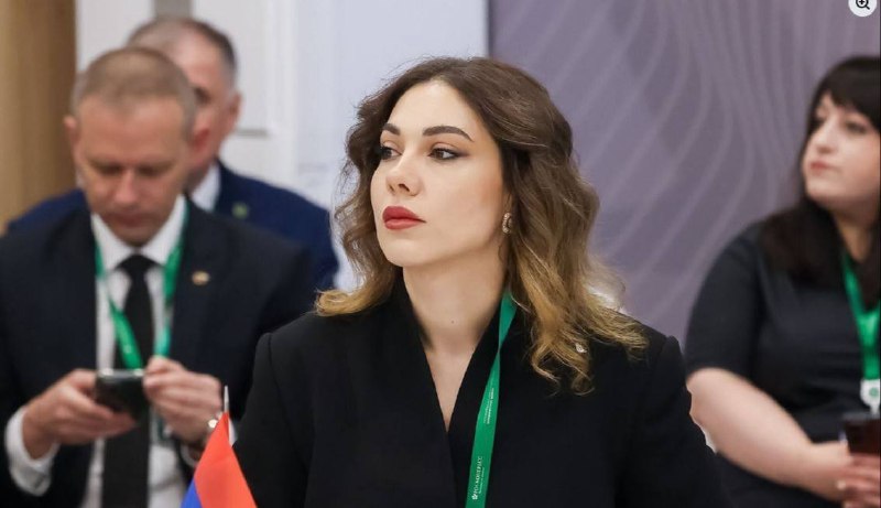 Министр юстиции Армении Србуи Галян на фоне здания КС в Ереване
