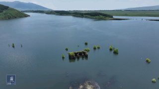 Водохранилище в Армении, вид с высоты, вода и окружающие горы
