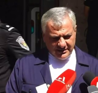 Самвел Карапетян на фоне зала суда в Мартуни (Гегаркуник)
