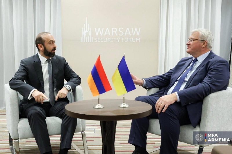 Глава МИД Армении Арарат Мирзоян и глава МИД Украины Андрей Сибига обсудили двусторонние отношения