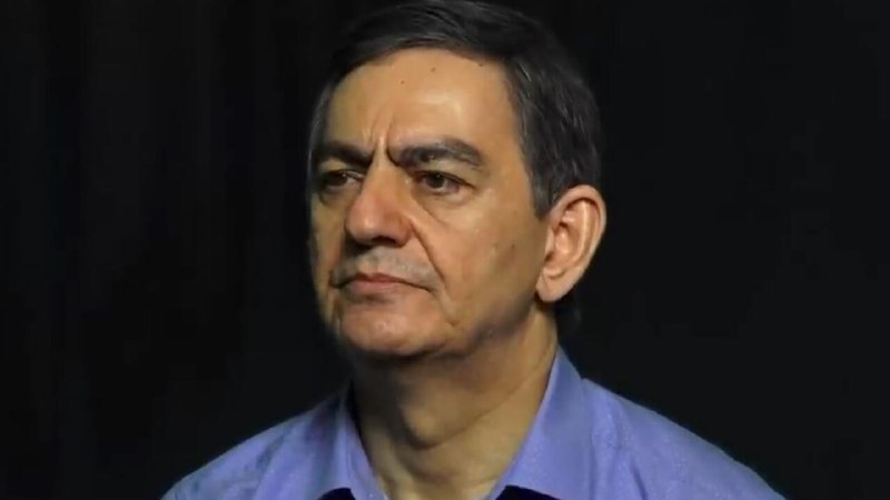 Али Керимли на фоне газетных заголовков немецких СМИ