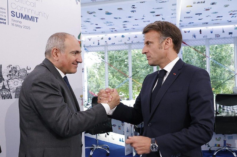 Макрон подтвердил Пашиняну поддержку суверенитета Армении и реформ в Мартуни