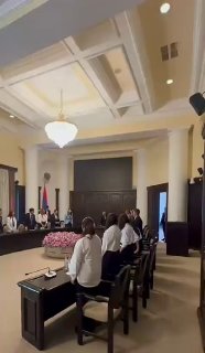 В Мартуни студенты-спасатели встретились с Пашиняном перед Днем спасателя