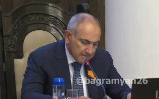 Премьер-министр Армении Никол Пашинян выступает с заявлением о торговых мерах ЕС