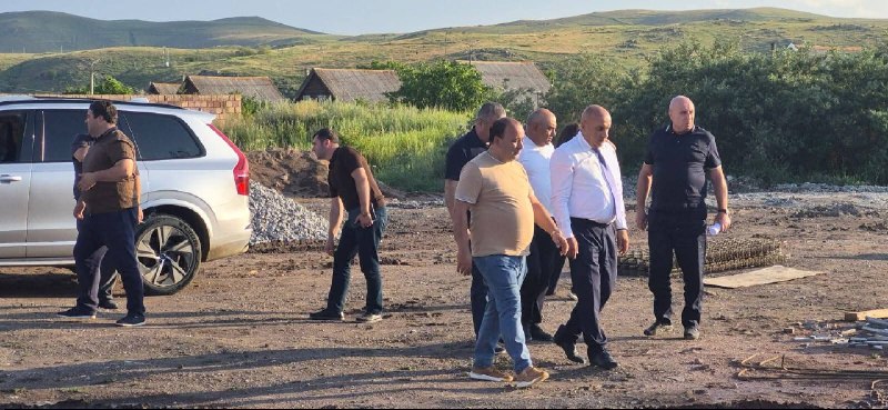Саргис Багинян осматривает школу в Ширакской области