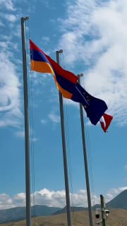 Никол Пашинян осматривает строительство Вединского водохранилища в Араратской области